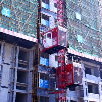 高層建筑施工升降機(jī) 建筑工地機(jī)械設(shè)備的現(xiàn)代化符號